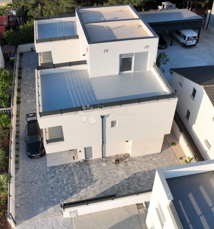 CASA DOPPIA MODERNA CON VISTA MARE ISOLA DI VIR