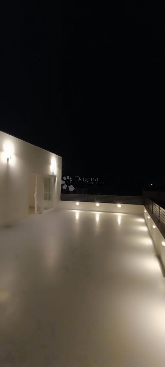 CASA DOPPIA MODERNA CON VISTA MARE ISOLA DI VIR