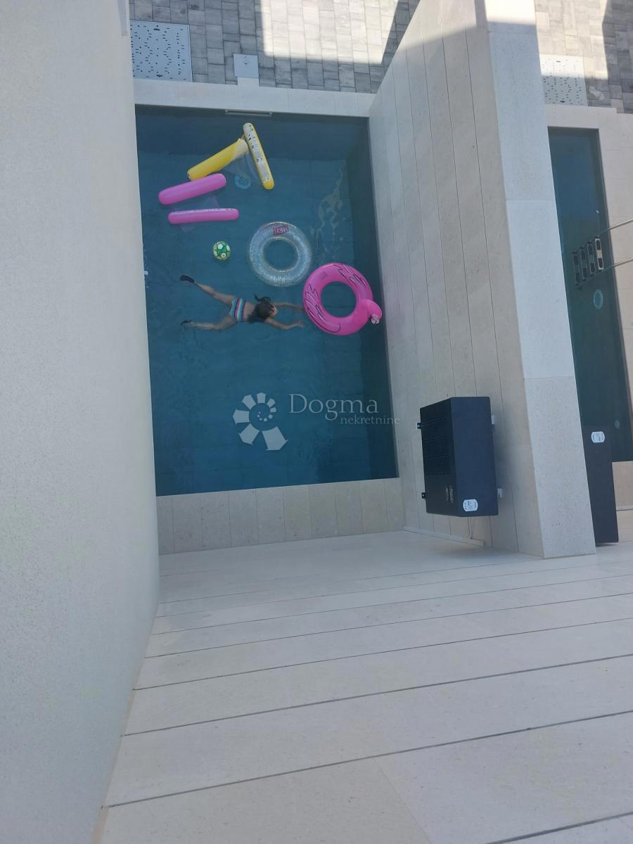 CASA DOPPIA MODERNA CON VISTA MARE ISOLA DI VIR