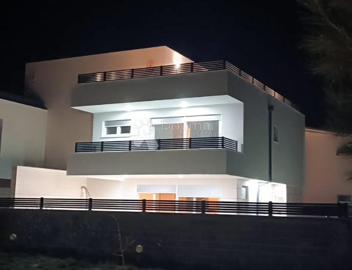 CASA DOPPIA MODERNA CON VISTA MARE ISOLA DI VIR