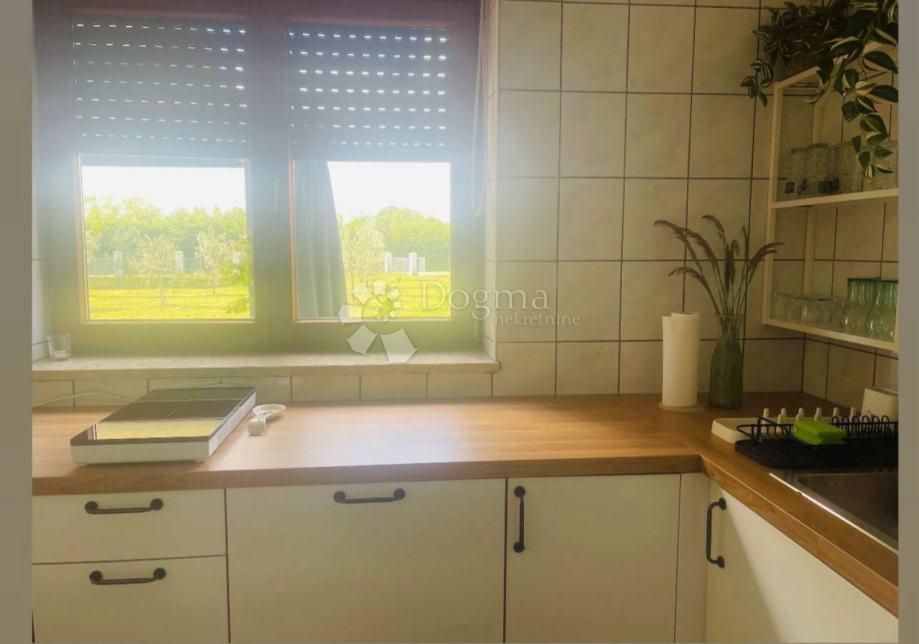 Istria, graziosa casa vicino a Pola con ampio terreno e possibilità di piscina