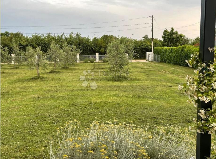 Istria, graziosa casa vicino a Pola con ampio terreno e possibilità di piscina