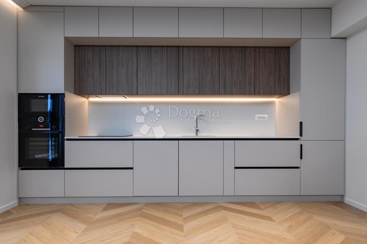 CENTRO DI ZAGABRIA, APPARTAMENTO DI LUSSO RECENTEMENTE RISTRUTTURATO