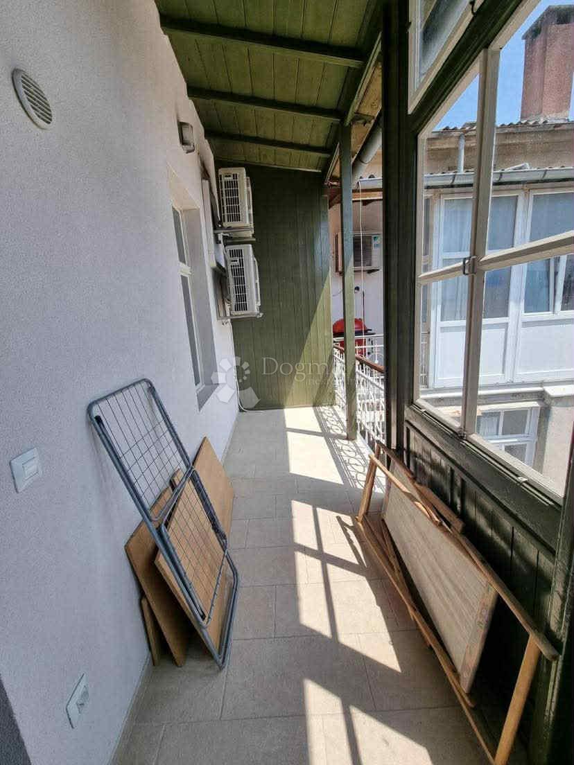 Appartamento elegantemente arredato per affitto a lungo termine nel centro di Pola - 93 m² con terrazza