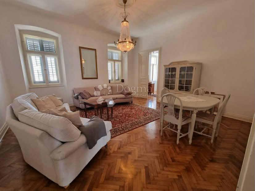 Appartamento elegantemente arredato per affitto a lungo termine nel centro di Pola - 93 m² con terrazza