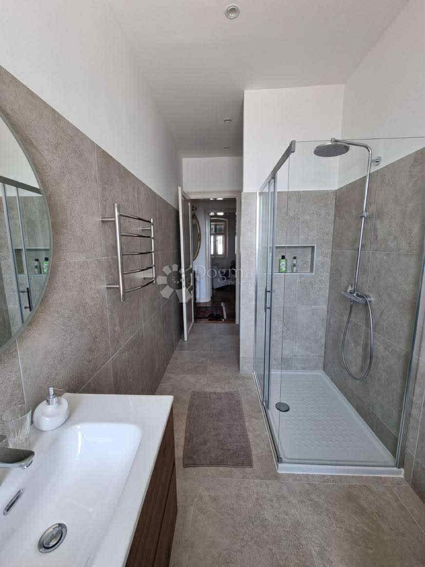 Appartamento elegantemente arredato per affitto a lungo termine nel centro di Pola - 93 m² con terrazza