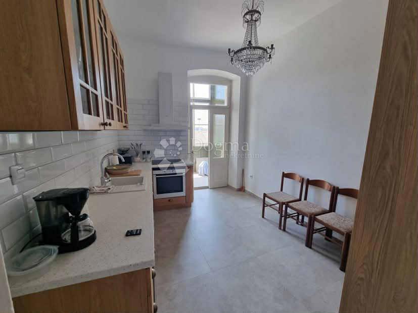 Appartamento elegantemente arredato per affitto a lungo termine nel centro di Pola - 93 m² con terrazza