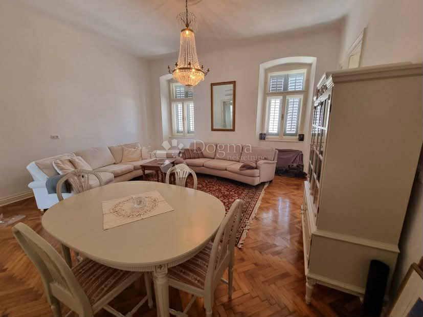 Appartamento elegantemente arredato per affitto a lungo termine nel centro di Pola - 93 m² con terrazza