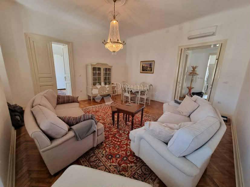 Appartamento elegantemente arredato per affitto a lungo termine nel centro di Pola - 93 m² con terrazza