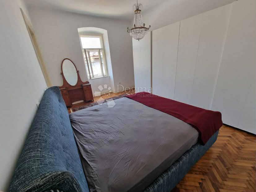 Appartamento elegantemente arredato per affitto a lungo termine nel centro di Pola - 93 m² con terrazza