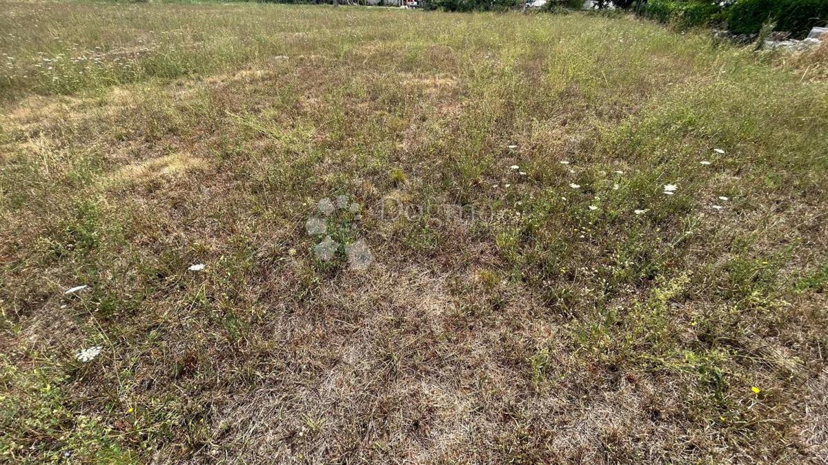 Terreno edificabile 1050 m² vicino all'asfalto, Sveti Lovreč