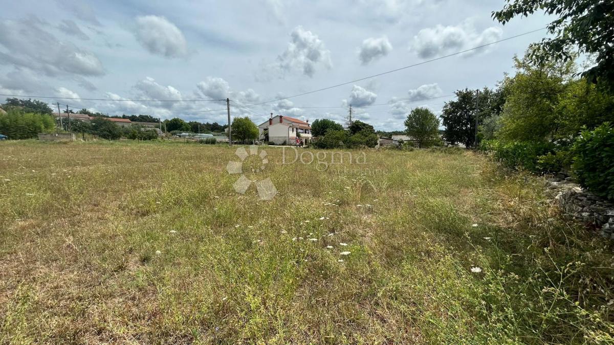 Terreno edificabile 1050 m² vicino all'asfalto, Sveti Lovreč