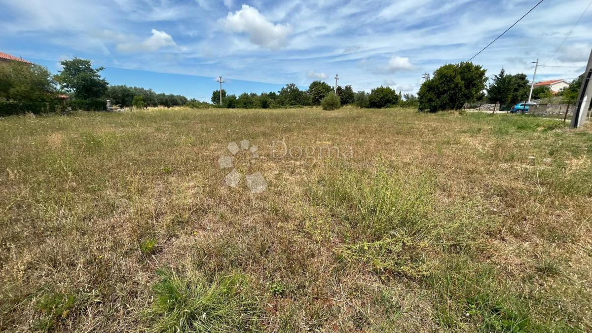 Terreno edificabile 1050 m² vicino all'asfalto, Sveti Lovreč