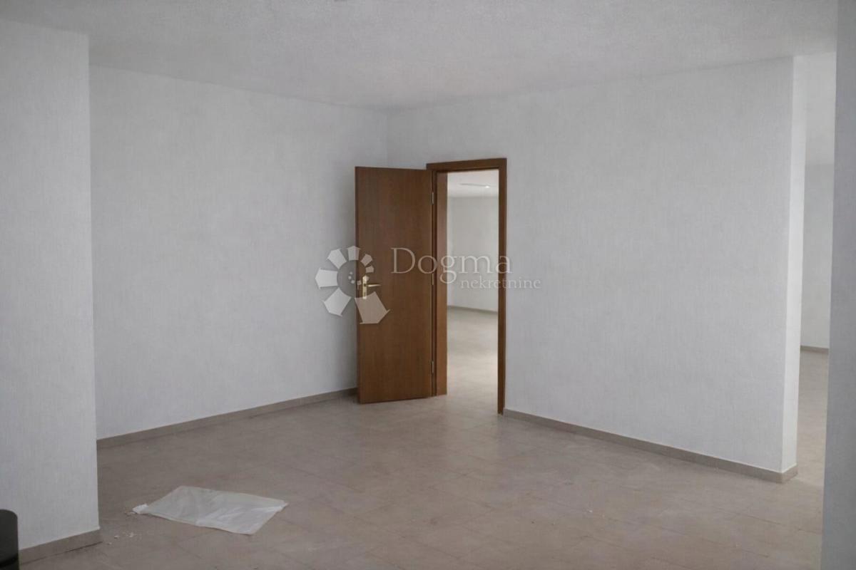 Locale commerciale Donji Miholjac, 122,40m2