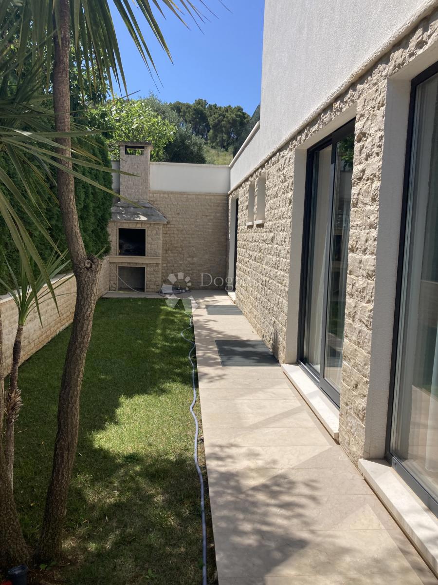 Esclusiva villa fronte mare con vista panoramica e oasi benessere privata sull'isola di Čiovo