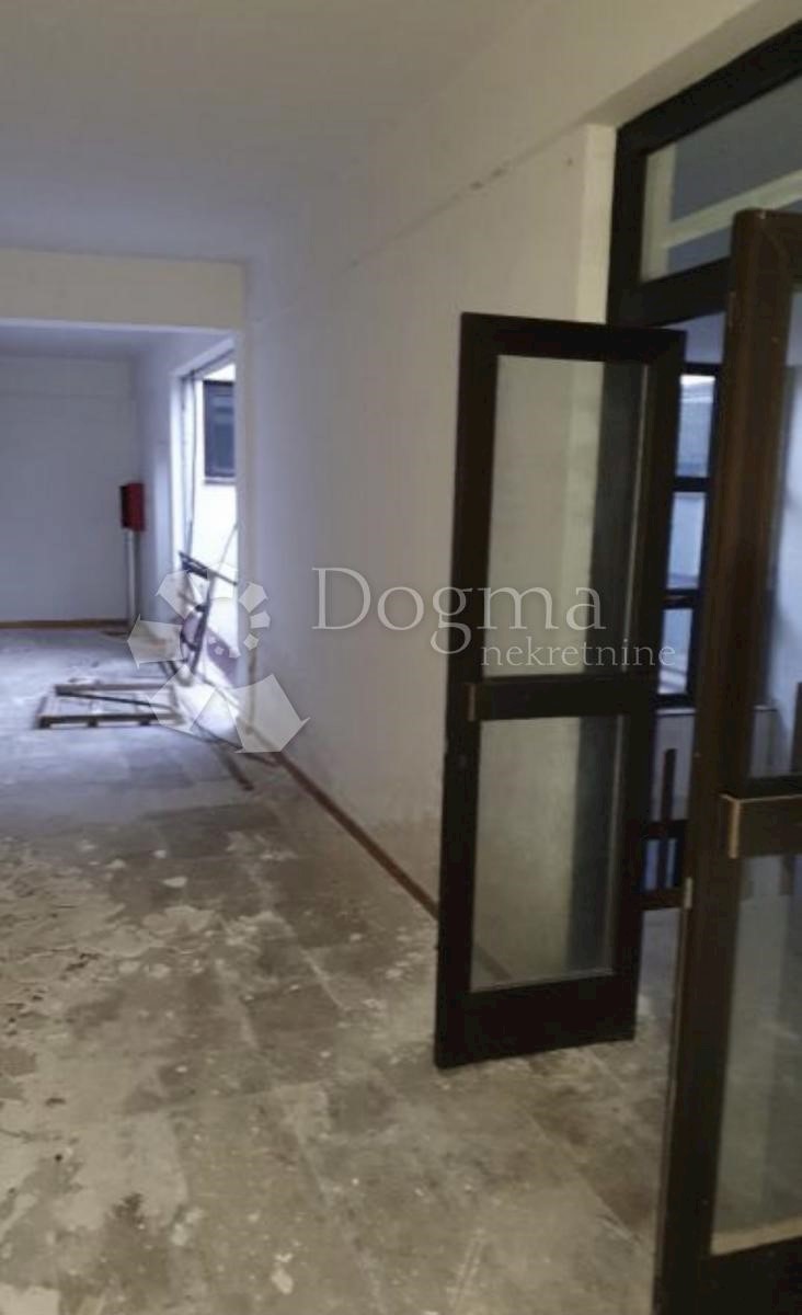 Locale commerciale Banija, Karlovac, 2.000m2