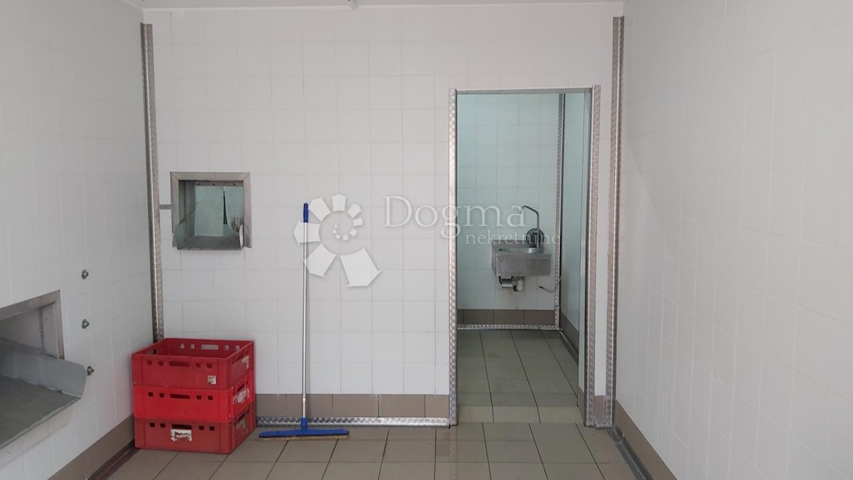 Locale commerciale Labin, 401m2