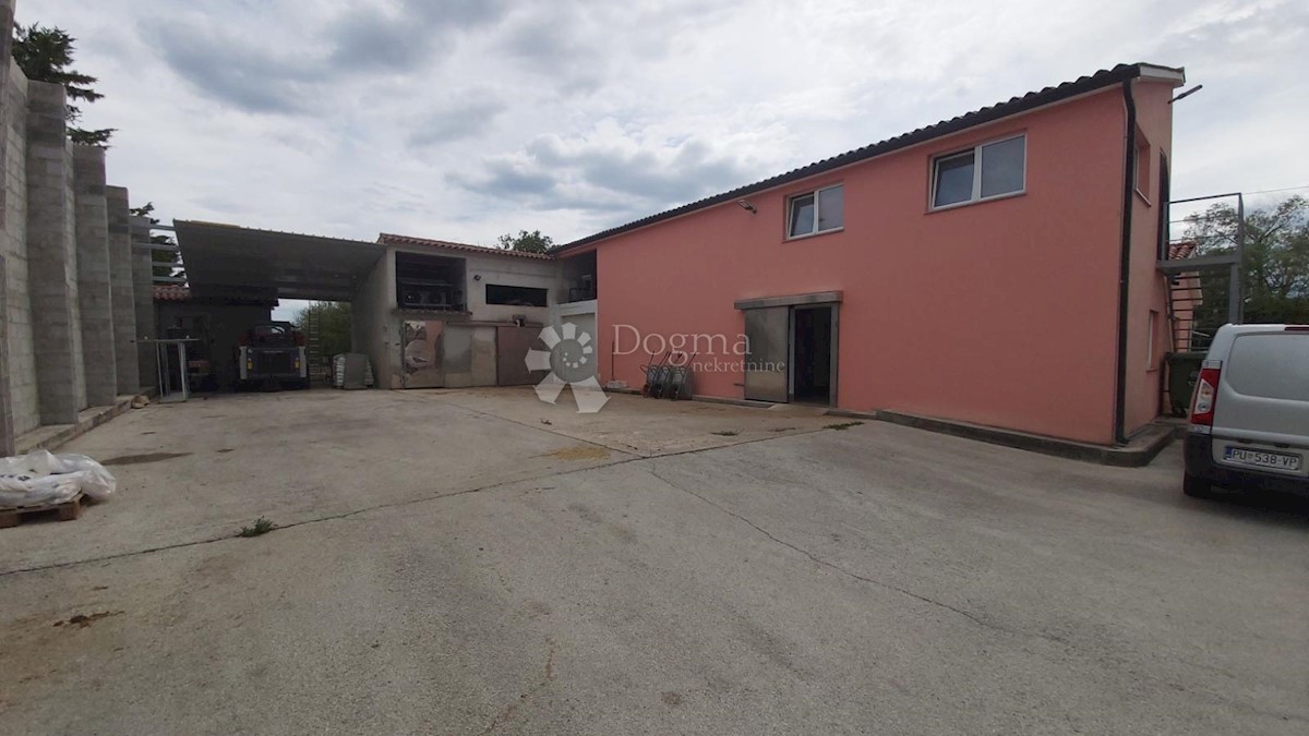 Locale commerciale Labin, 401m2