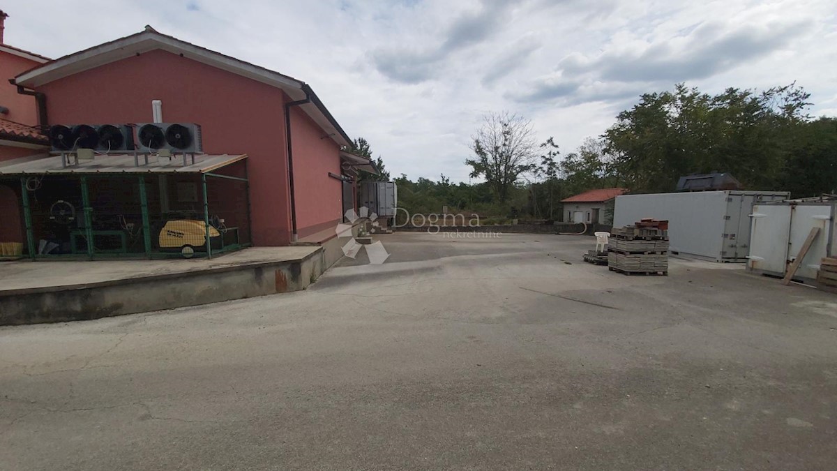 Locale commerciale Labin, 401m2