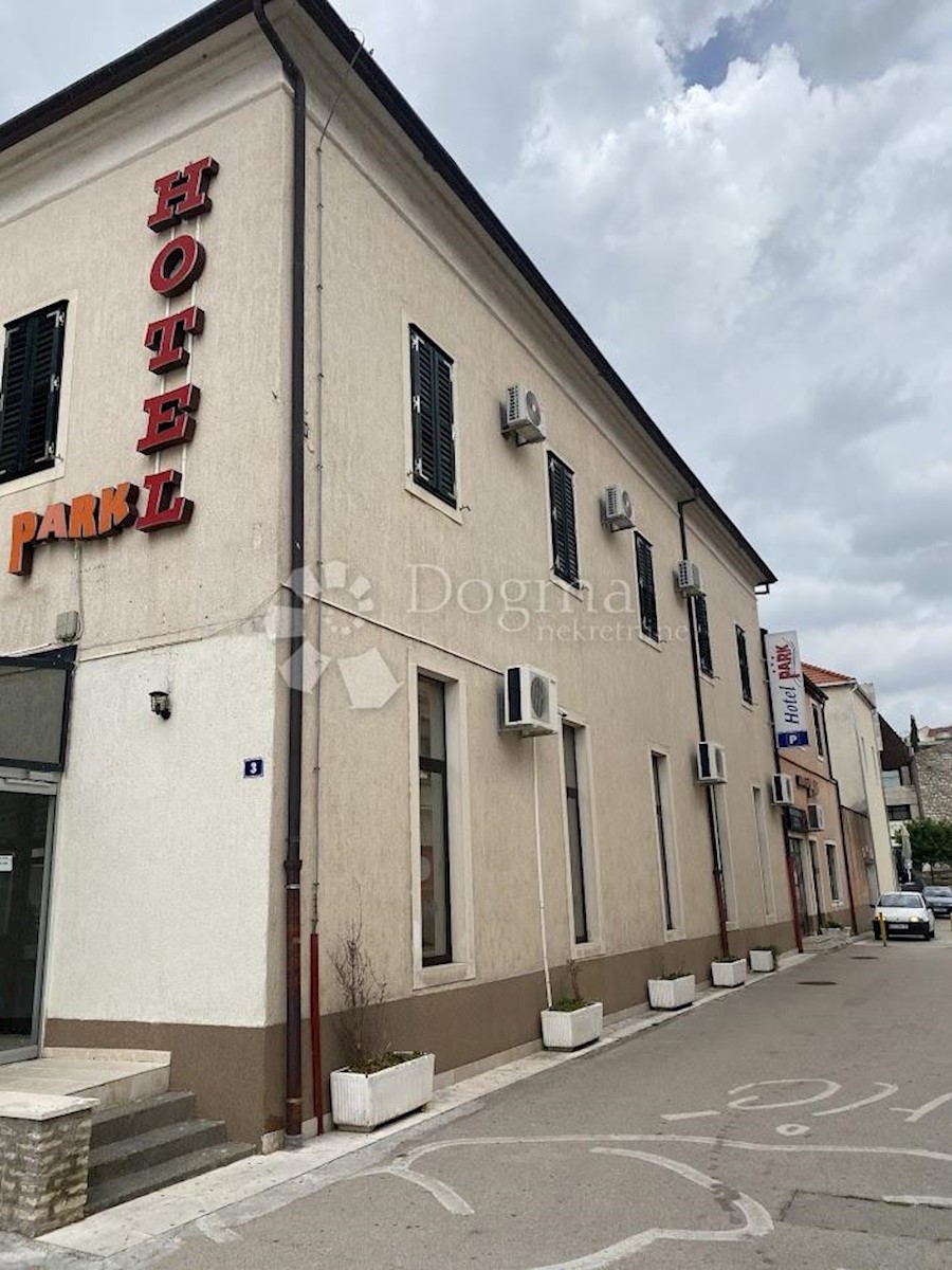 Locale commerciale Drniš, 1.084,40m2