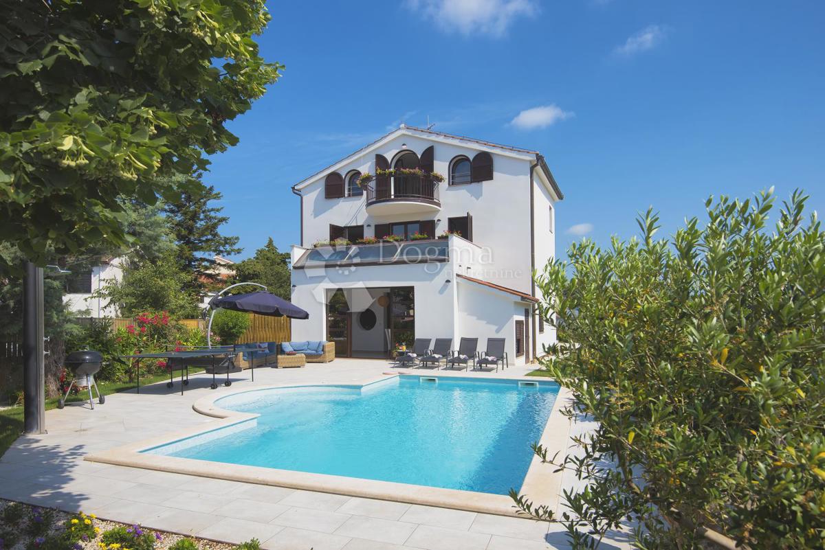 Sensazionali ville duplex a Fasana con cinema estivo privato