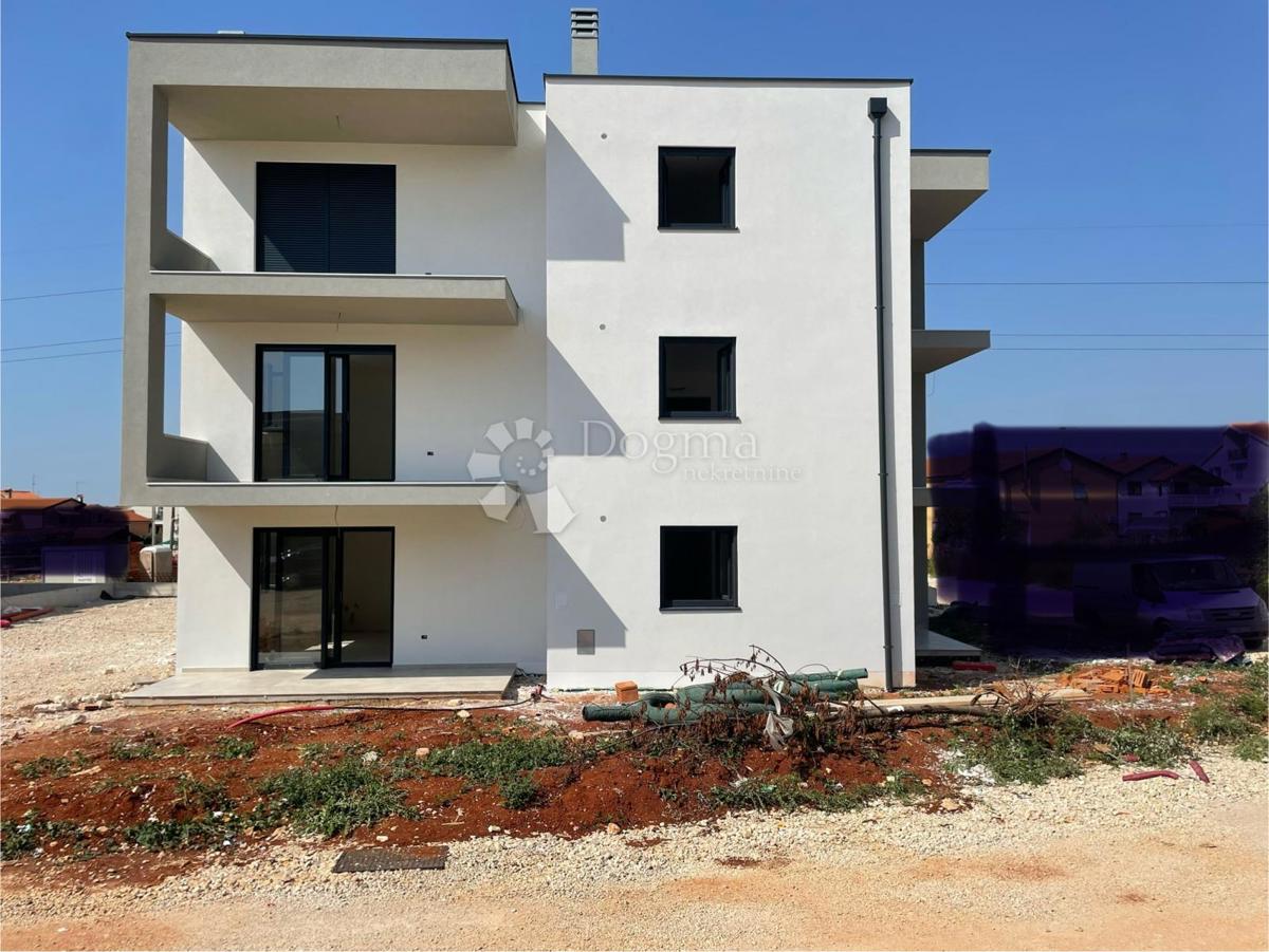 Bellissimo appartamento bilocale con cortile, Umago