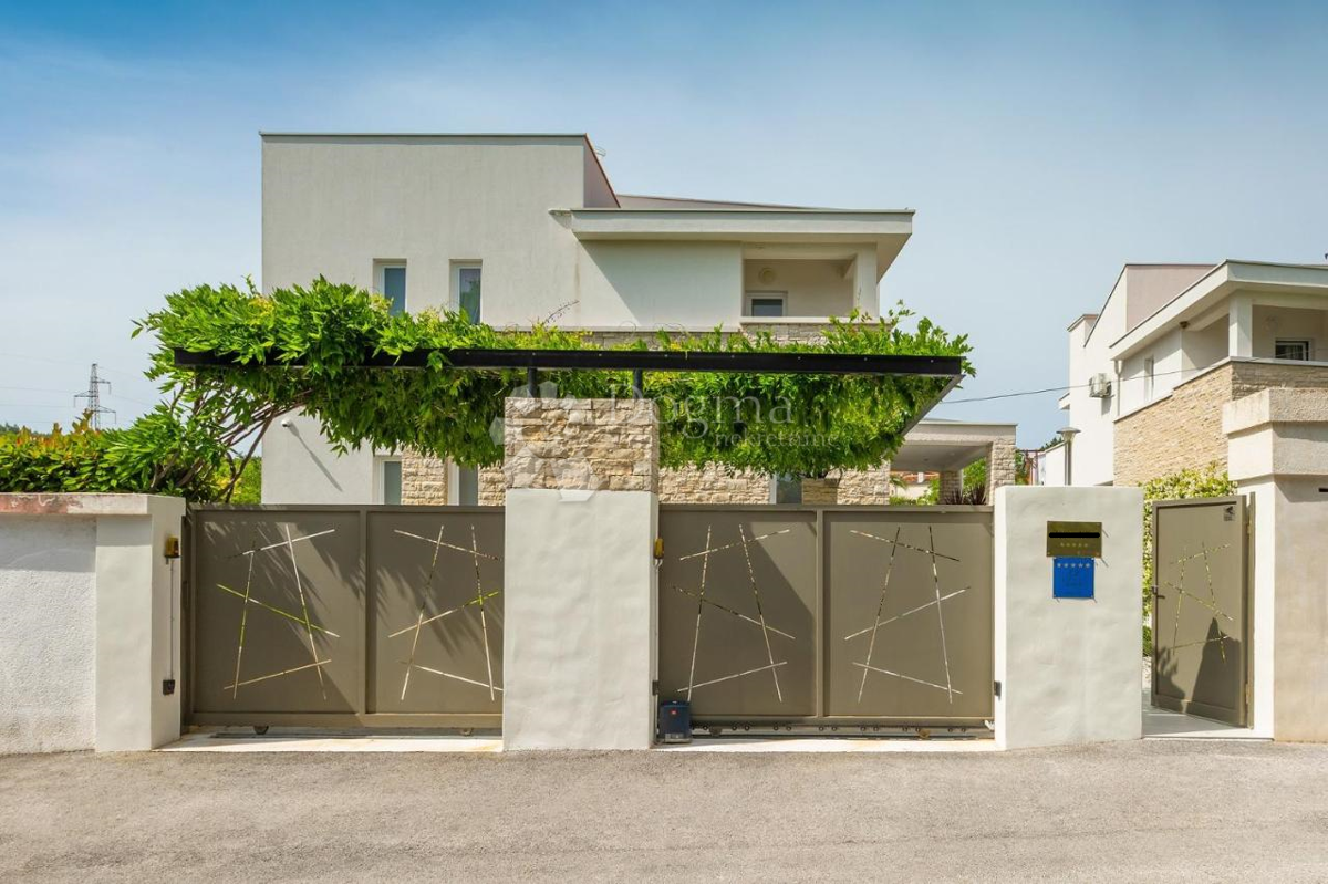 VILLA CON PROPRIO CENTRO BENESSERE A ROVIGNO, NESLJE ROVINJ