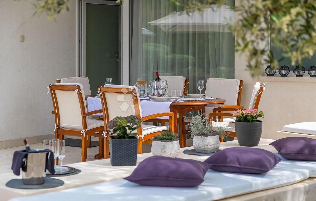 VILLA CON PROPRIO CENTRO BENESSERE A ROVIGNO, NESLJE ROVINJ