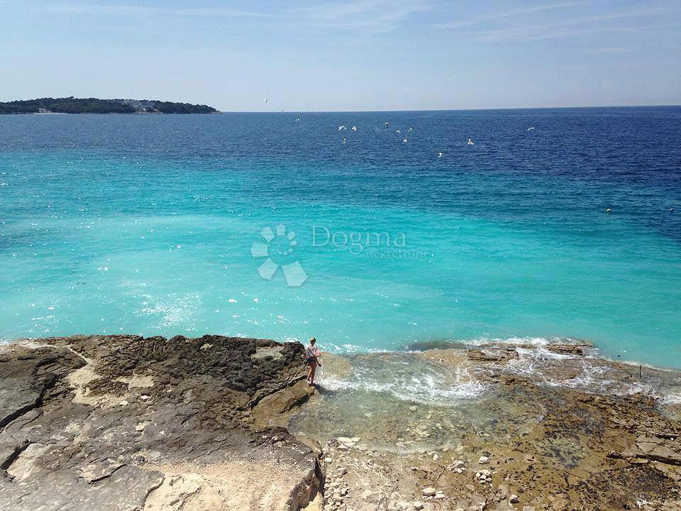 Appartamento in una posizione privilegiata a 200 m dalla spiaggia di Valkane con ampia terrazza e giardino!