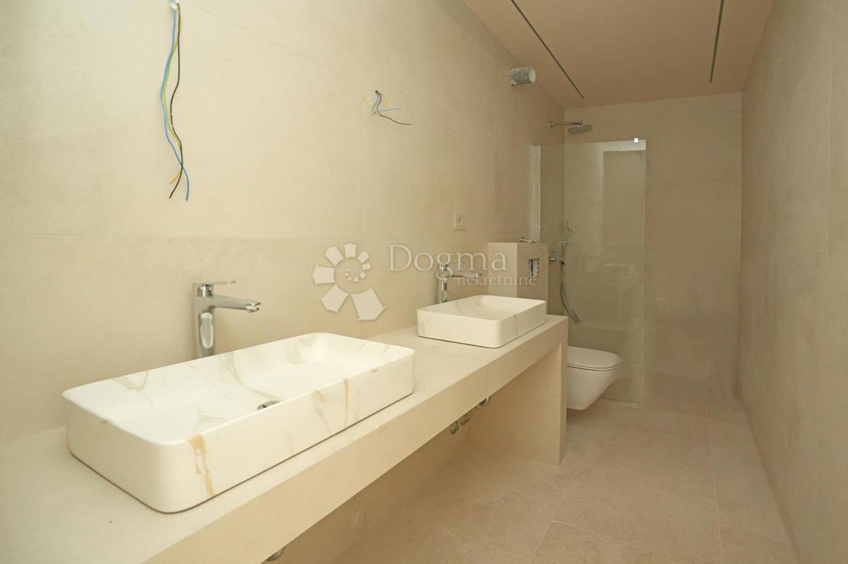 VILLA MODERNA CON PISCINA NELLA LOCALITÀ VICINO A POREČA