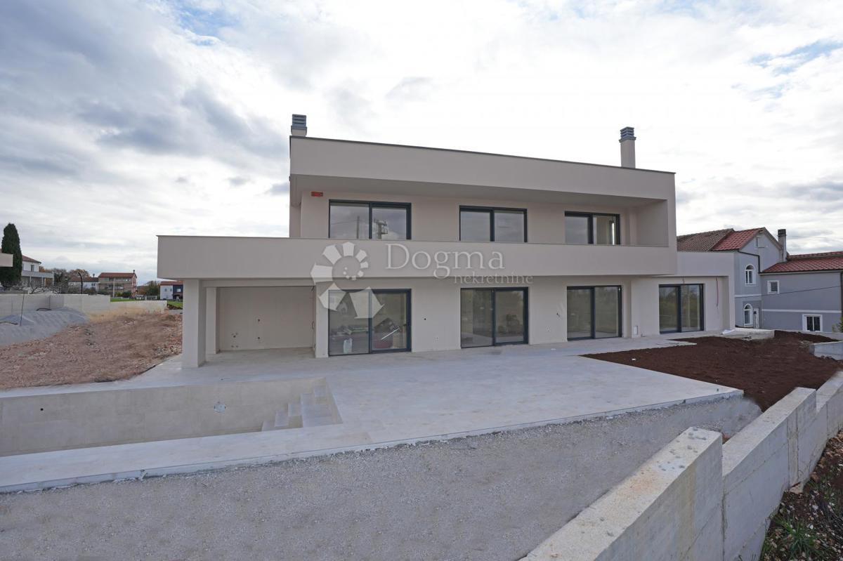 VILLA MODERNA CON PISCINA NELLA LOCALITÀ VICINO A POREČA