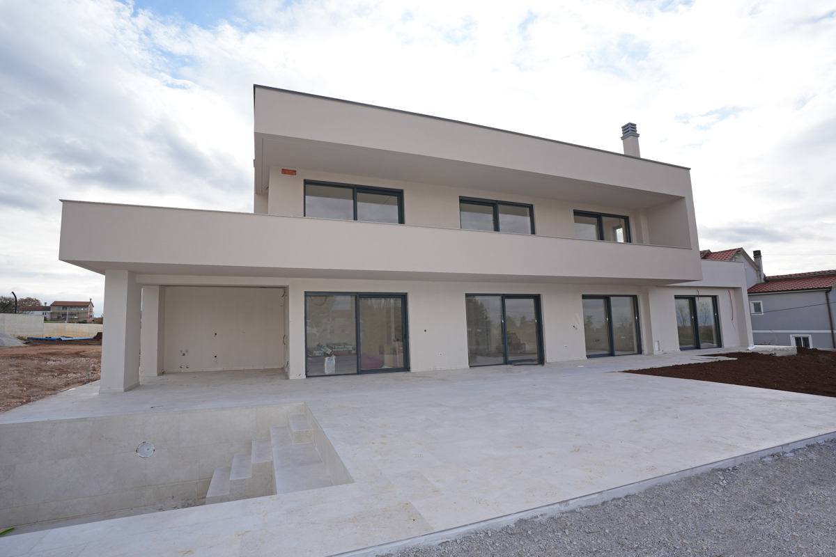 VILLA MODERNA CON PISCINA NELLA LOCALITÀ VICINO A POREČA