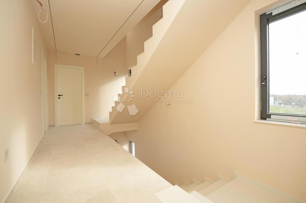 VILLA MODERNA CON PISCINA NELLA LOCALITÀ VICINO A POREČA