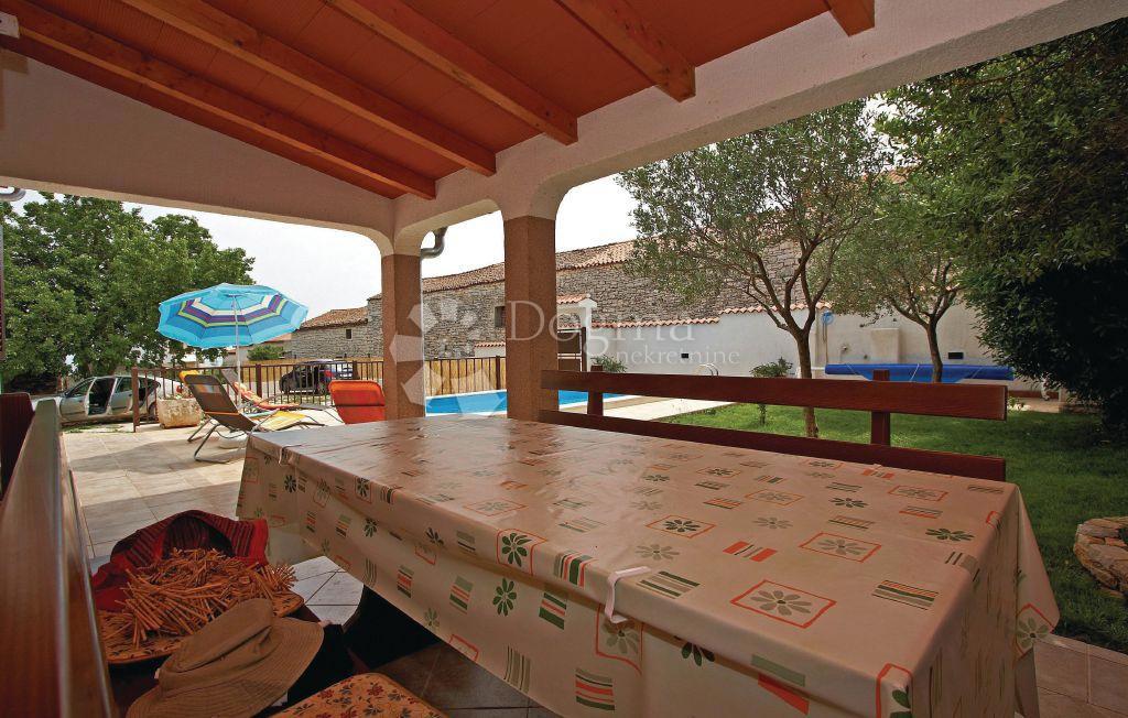 BELLISSIMA CASA PIANO CON PISCINA E GIARDINO IN POSIZIONE TRANQUILLA!