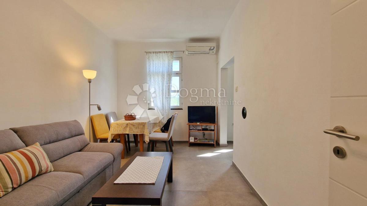 BELLISSIMA CASA PIANO CON PISCINA E GIARDINO IN POSIZIONE TRANQUILLA!