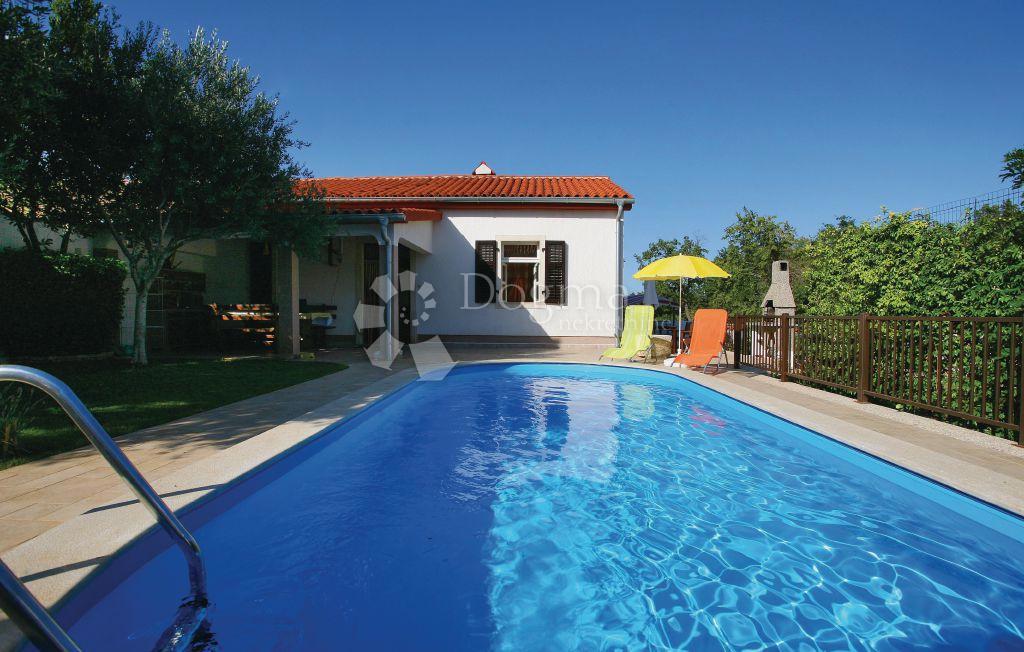 BELLISSIMA CASA PIANO CON PISCINA E GIARDINO IN POSIZIONE TRANQUILLA!