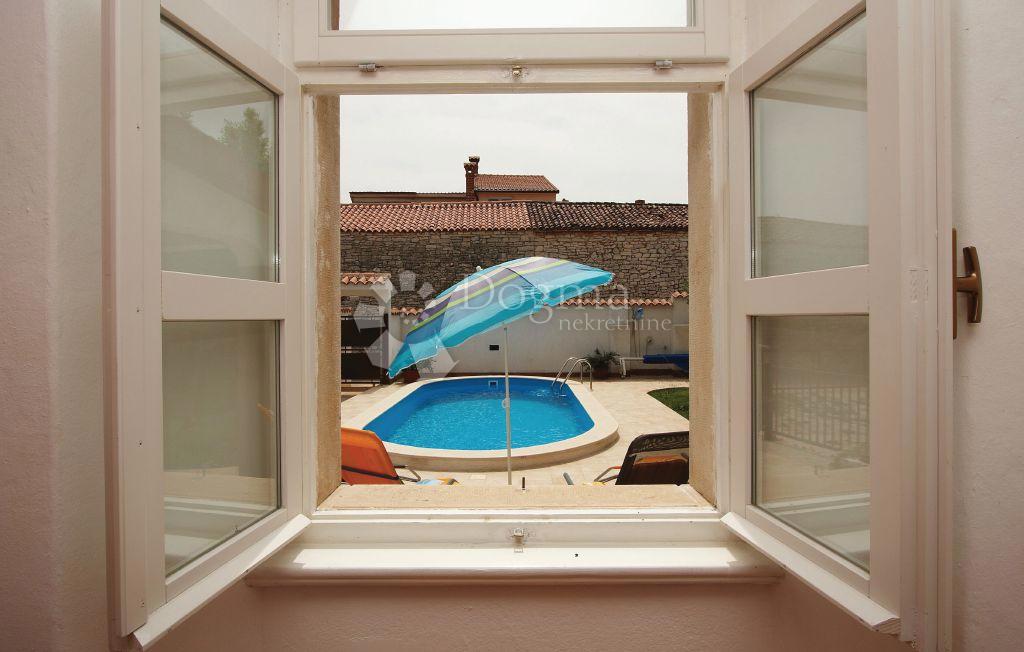 BELLISSIMA CASA PIANO CON PISCINA E GIARDINO IN POSIZIONE TRANQUILLA!