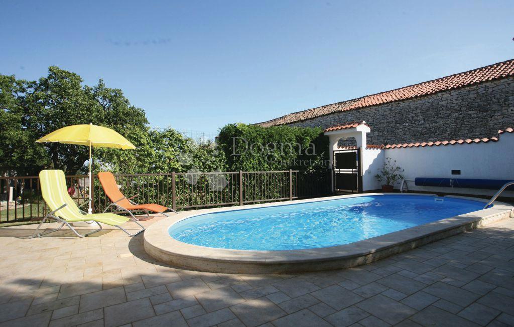 BELLISSIMA CASA PIANO CON PISCINA E GIARDINO IN POSIZIONE TRANQUILLA!