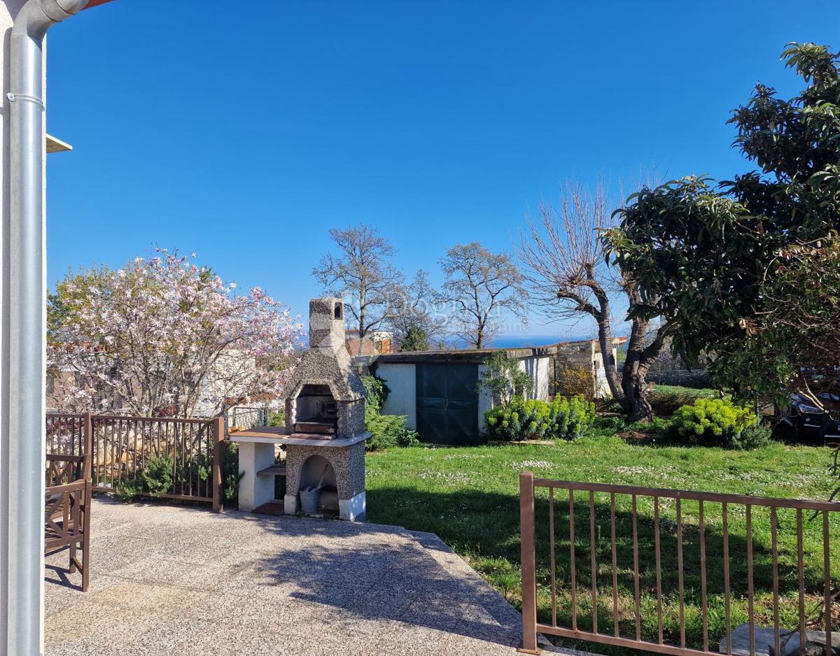 BELLISSIMA CASA PIANO CON PISCINA E GIARDINO IN POSIZIONE TRANQUILLA!