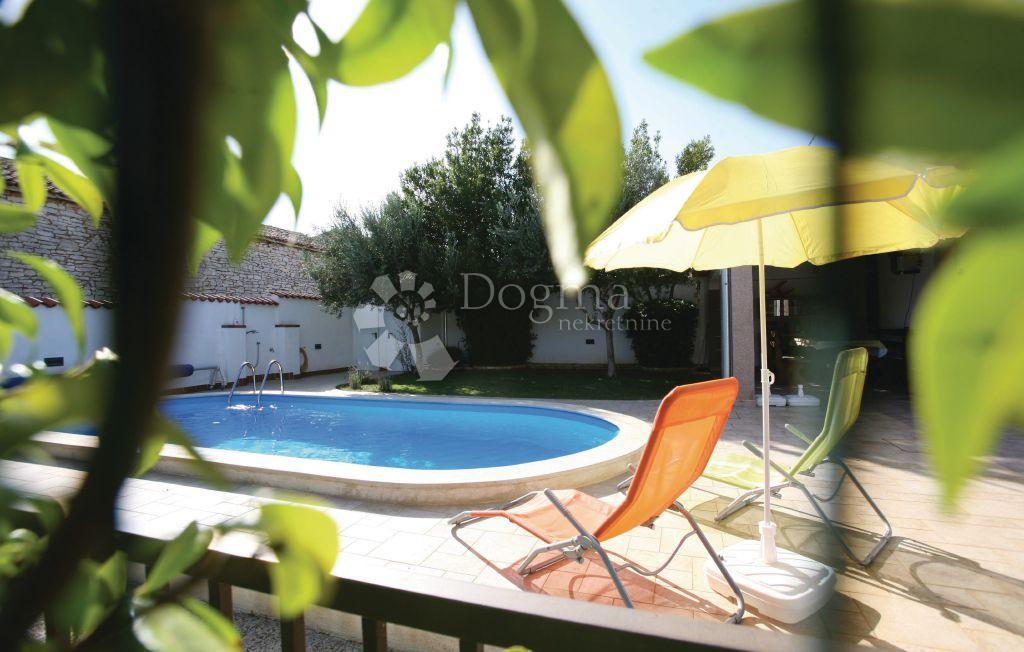 BELLISSIMA CASA PIANO CON PISCINA E GIARDINO IN POSIZIONE TRANQUILLA!