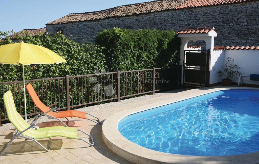 BELLISSIMA CASA PIANO CON PISCINA E GIARDINO IN POSIZIONE TRANQUILLA!