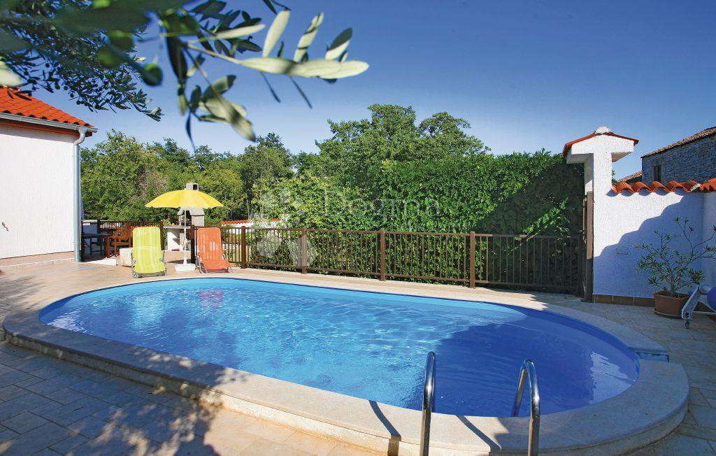 BELLISSIMA CASA PIANO CON PISCINA E GIARDINO IN POSIZIONE TRANQUILLA!