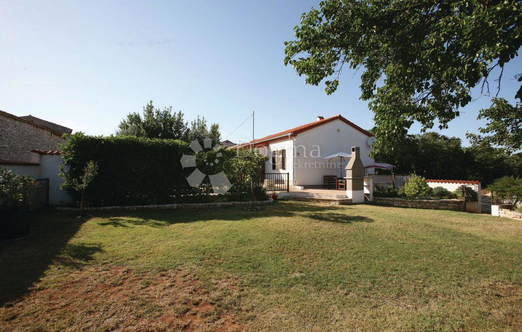 BELLISSIMA CASA PIANO CON PISCINA E GIARDINO IN POSIZIONE TRANQUILLA!