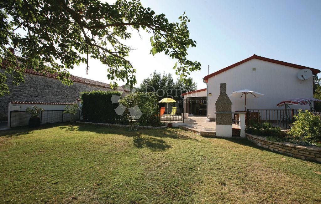 BELLISSIMA CASA PIANO CON PISCINA E GIARDINO IN POSIZIONE TRANQUILLA!