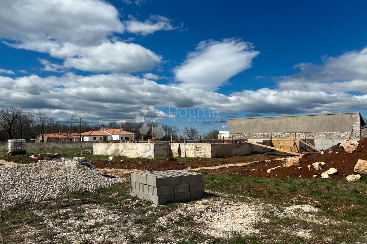 Terreno edificabile Kanfanar, 400m2