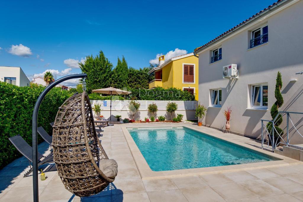 SPAZIOSA VILLA A 14 MINUTI A PIEDI DA UNA SPIAGGIA CON GIARDINO