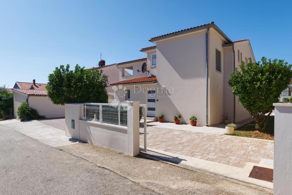 SPAZIOSA VILLA A 14 MINUTI A PIEDI DA UNA SPIAGGIA CON GIARDINO