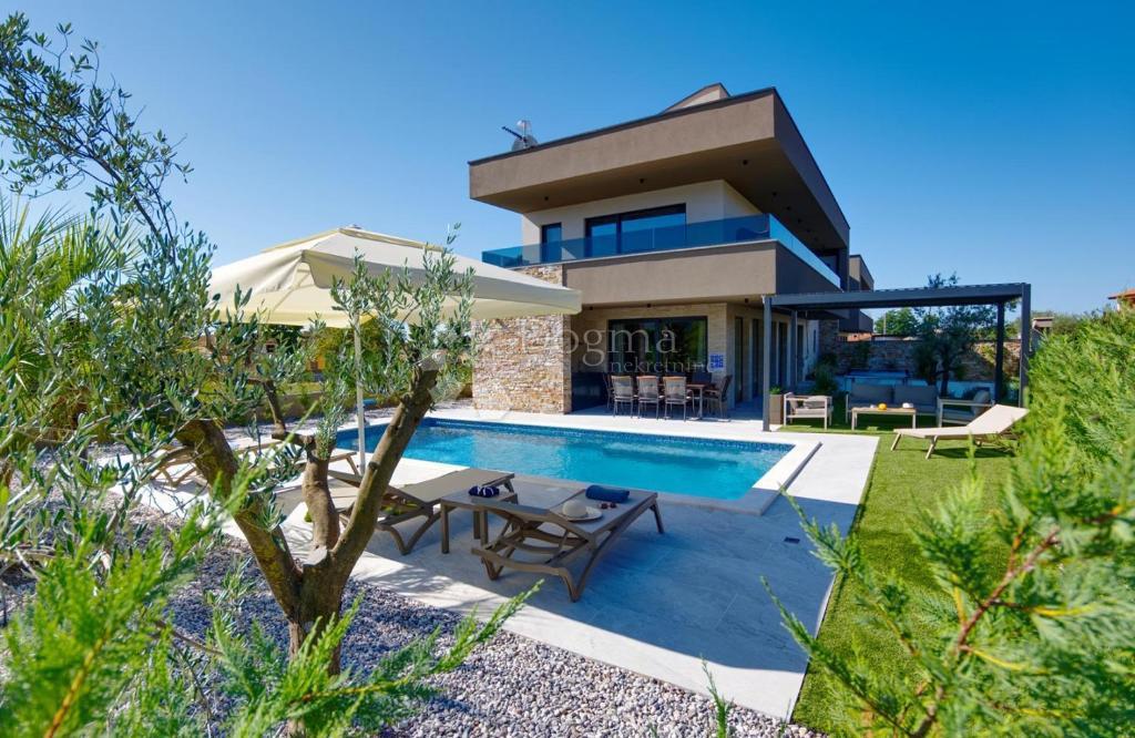 Villa moderna con piscina, sauna e jacuzzi