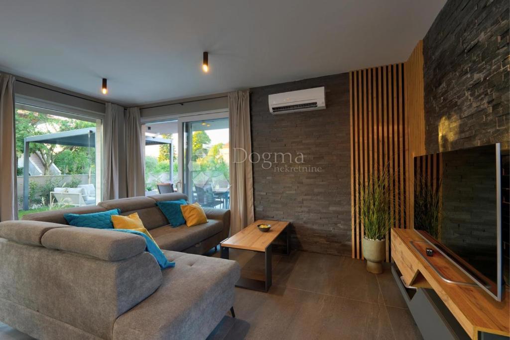 Villa moderna con piscina, sauna e jacuzzi