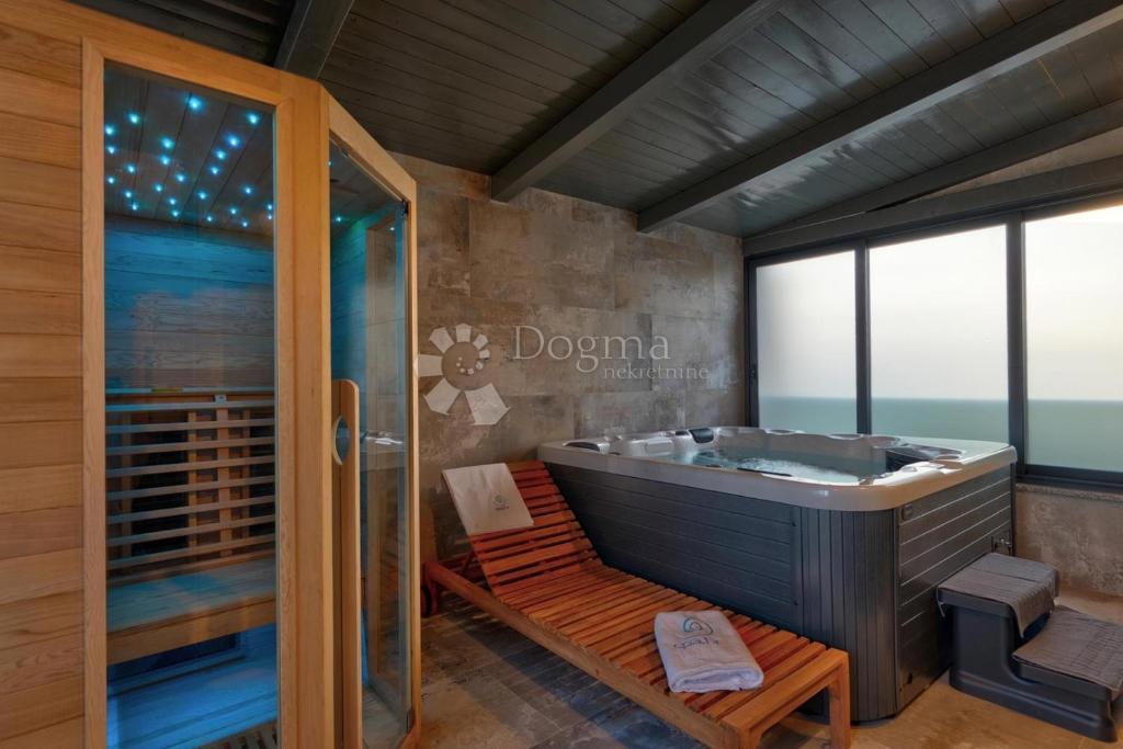 Villa moderna con piscina, sauna e jacuzzi